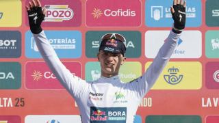 Giulio Pellizzari, en el podio de La Vuelta.