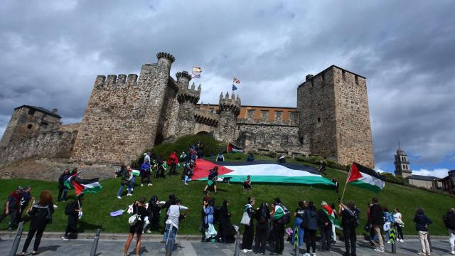 Una gran bandera de Palestina frente al castillo de Ponferrada