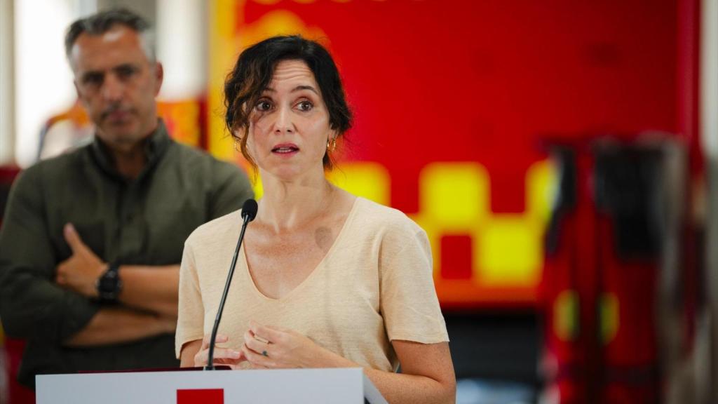 La presidenta de la Comunidad de Madrid, Isabel Díaz Ayuso, interviene durante una visita al Parque Central de Bomberos de Las Rozas.