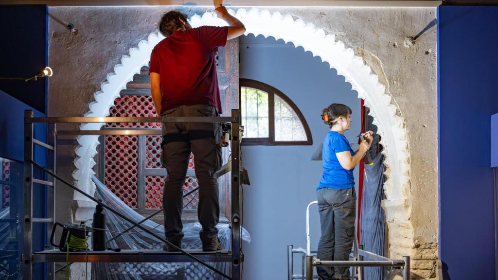 La primera parte de la actuación se centra en la limpieza del arco de las puertas.