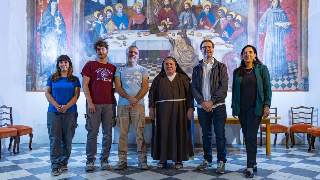 Los restauradores del proyecto, encabezados por Miguel Bonache, junto a la madre Monserrat, el gerente del Consorcio y la directora de Gestión Patrimonial.