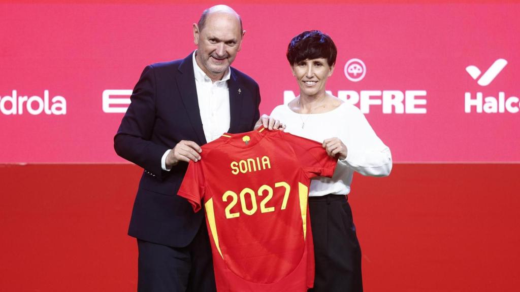 Sonia Bermúdez posa junto a Rafael Louzán en su presentación como seleccionadora española.