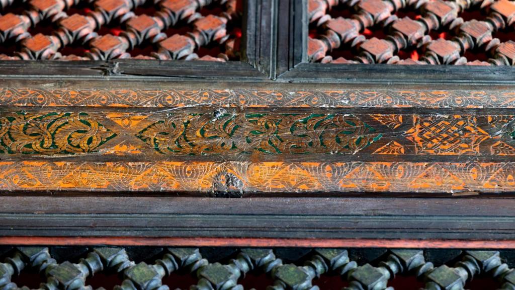 Detalle de la decoración de la puerta.