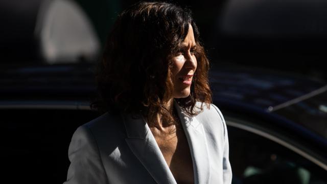 Isabel Díaz Ayuso acudiendo a una visita al Centro Integrado de Formación Profesional Simone Ortega de Móstoles.