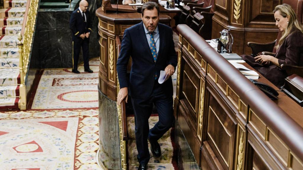 El ministro de Transportes, Óscar Puente, tras intervenir durante un pleno en el Congreso de los Diputados, a 10 de septiembre de 2025, en Madrid (España).