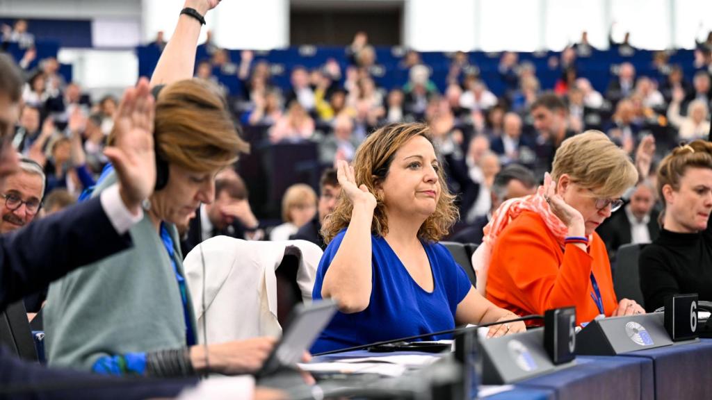 La líder de los socialistas europeos, Iratxe García (de azul) durante una votación en la Eurocámara