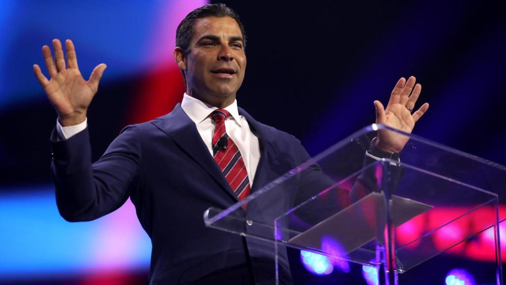 El alcalde de Miami, Francis Suárez, habla con los asistentes a la Conferencia de Acción Turning Point 2023 en el Centro de Convenciones del Condado de Palm Beach en West Palm Beach, Florida.
