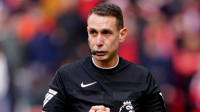 David Coote, durante un partido de la Premier League.