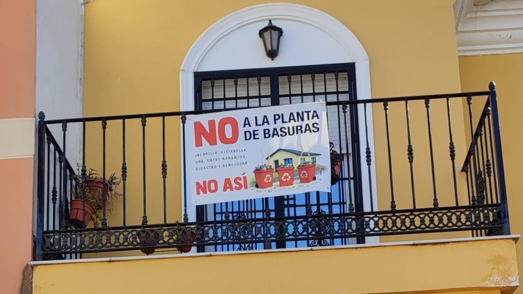 Carteles contra la planta en las fachadas.