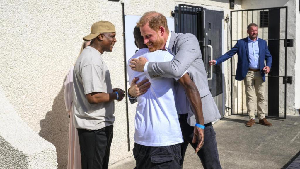 Harry, saludando a algunas personas que coreaban su nombre en Nottingham