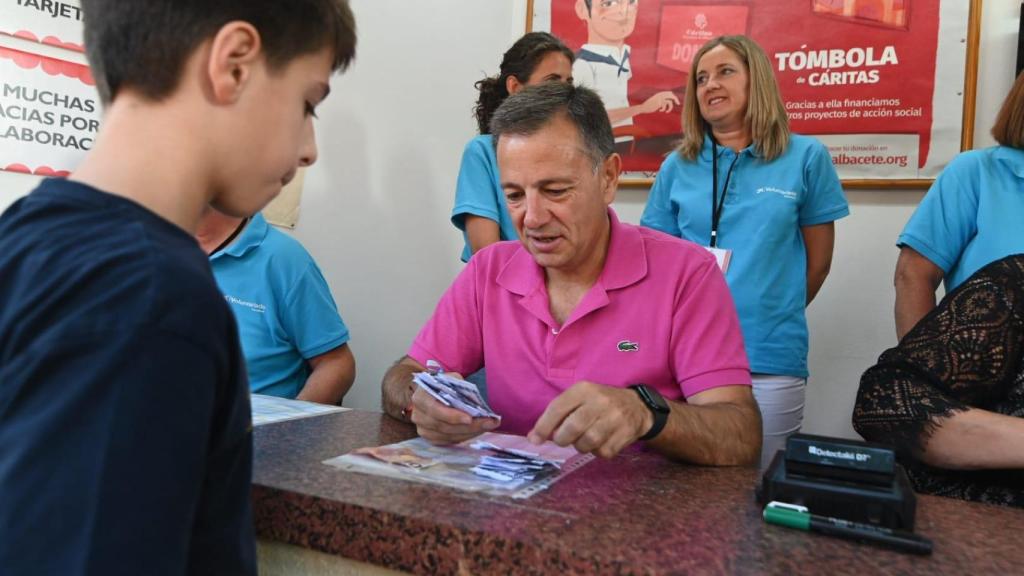 Manuel Serrano vendiendo boletos de la tómbola de Cáritas.
