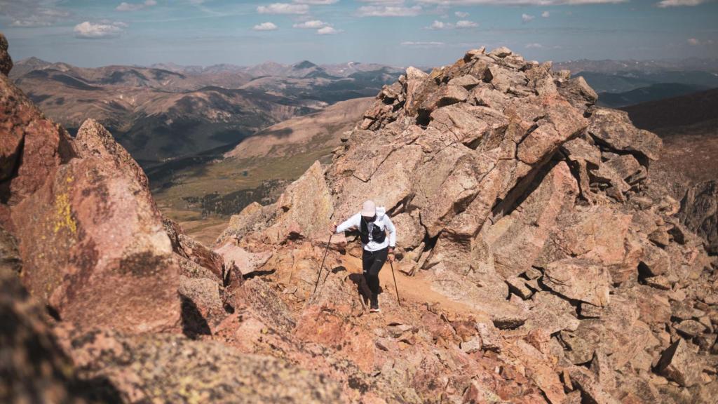 Kilian Jornet asciende una montaña durante su reto 'States of Elevation'.