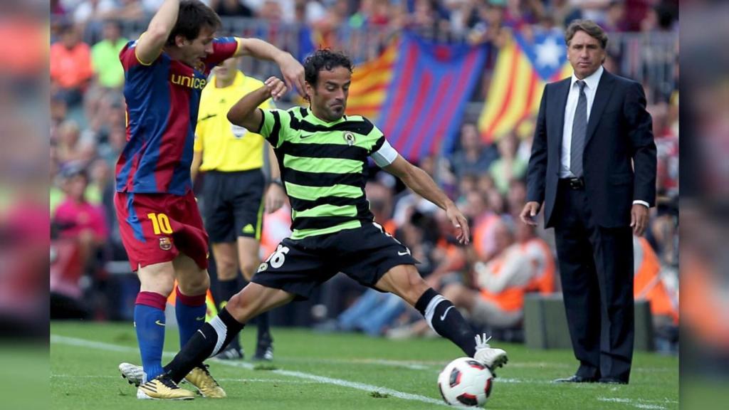 Paco Peña disputa el balón con Leo Messi ante la atenta mirada de Esteban Vigo.