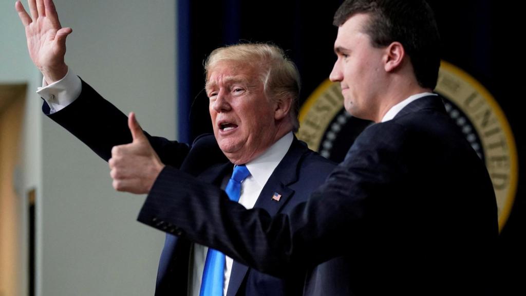 residente de Estados Unidos, Donald Trump, concluye una entrevista en el escenario con el moderador Charlie Kirk , fundador de Turning Point USA, durante un foro juvenil titulado Generation Next, en la Casa Blanca en Washington, Estados Unidos, el 22 de marzo de 2018