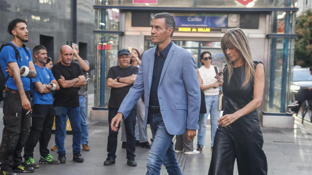 Pedro Sánchez y Begoña Gómez a su llegada al cine Callao este miércoles.