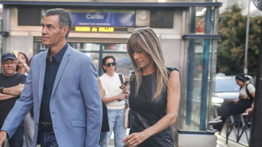 Pedro Sánchez y Begoña Gómez a su llegada al cine Callao este miércoles.
