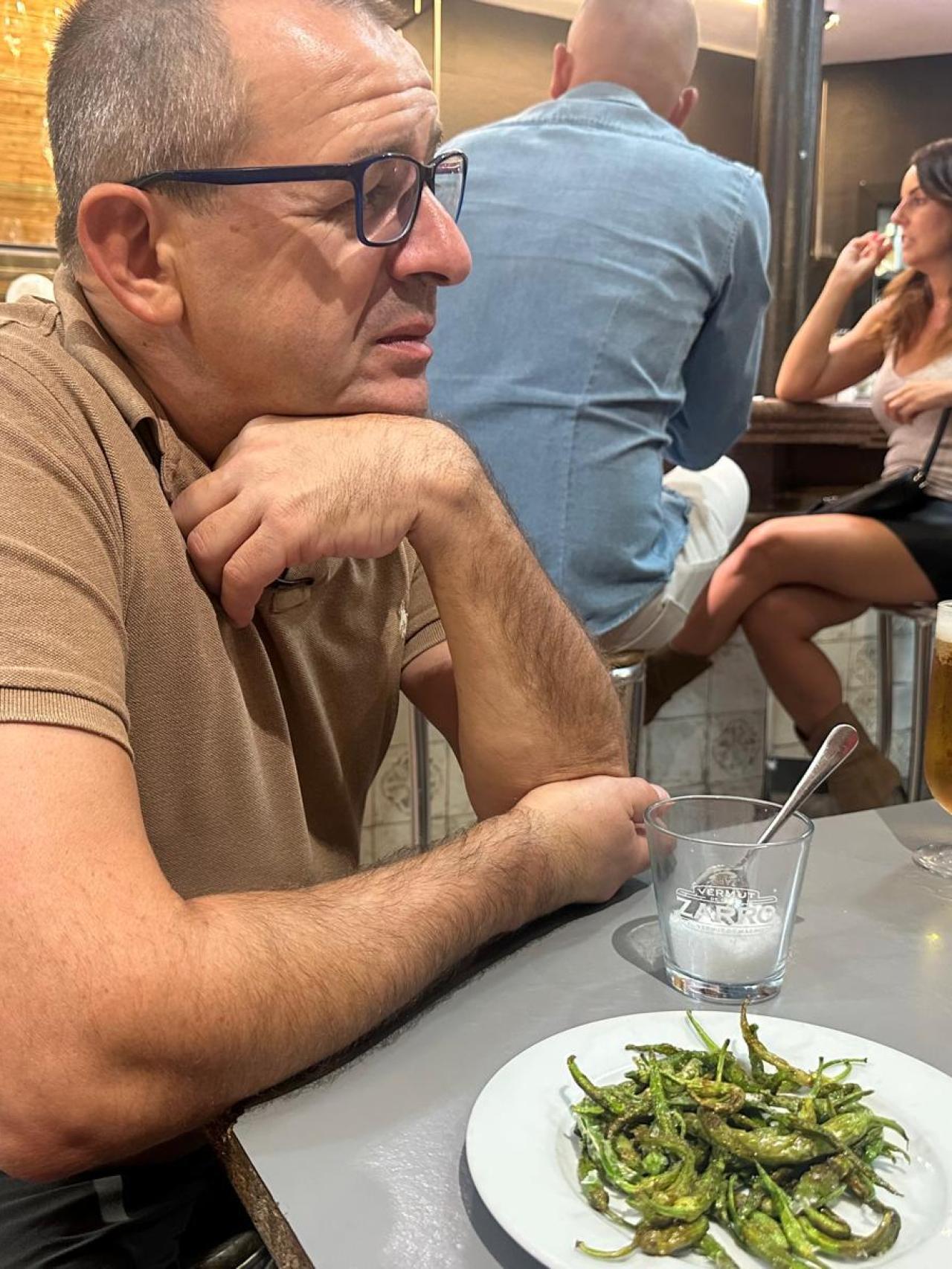 Paco García, de Restaurante Ponzano, con un plato de guindillas y sal.