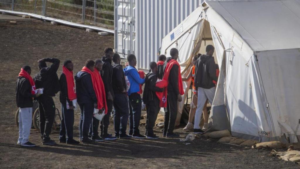 Varios migrantes menores, procesados en el Centro de Acogida Temporal de Extranjeros (CATE) de San Andrés en El Hierro.