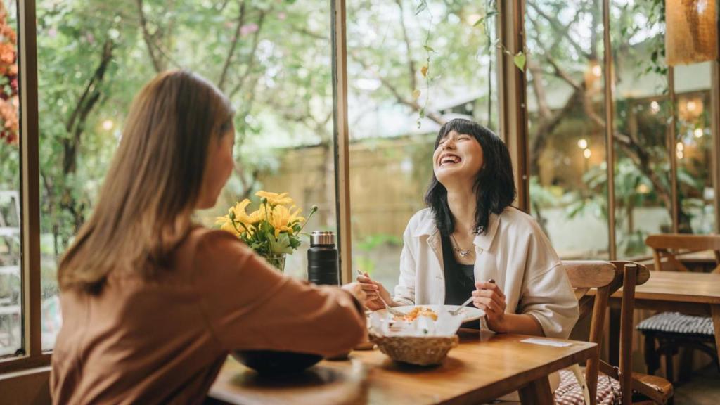 Dos chicas disfrutando de un desayuno juntas.