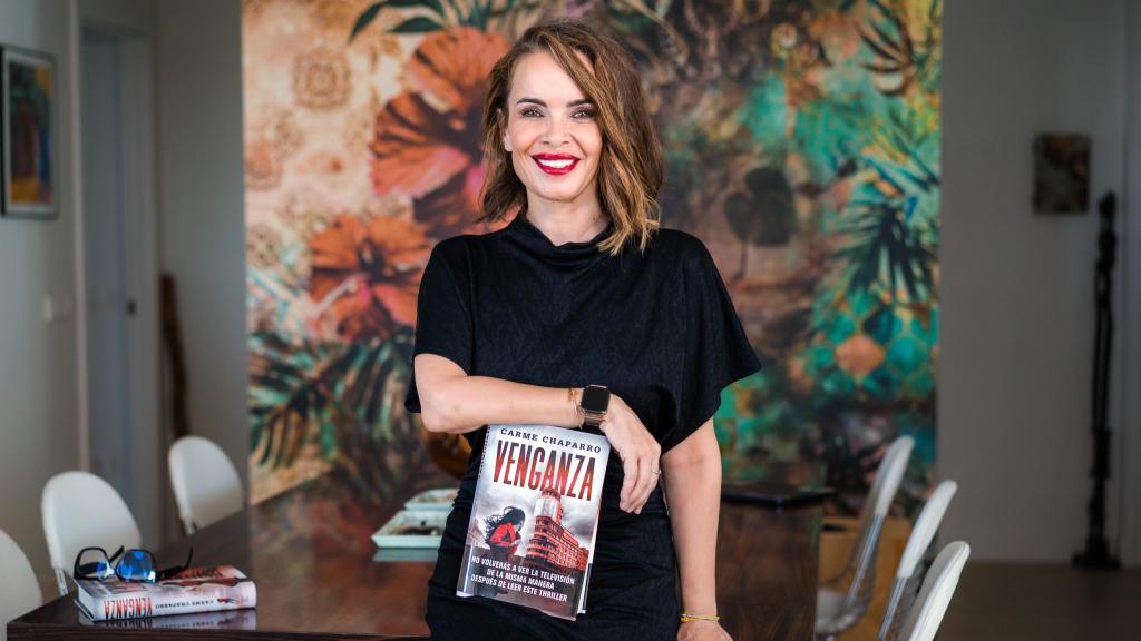 La presentadora y escritora posa sonriente con su próximo lanzamiento.