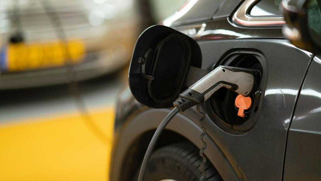 Un coche eléctrico cargándose.
