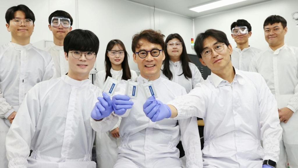 Los investigadores sujetando la batería.