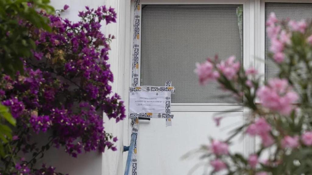 El cadáver de la mujer fue encontrado tumbado boca arriba y rodeado de sangre.