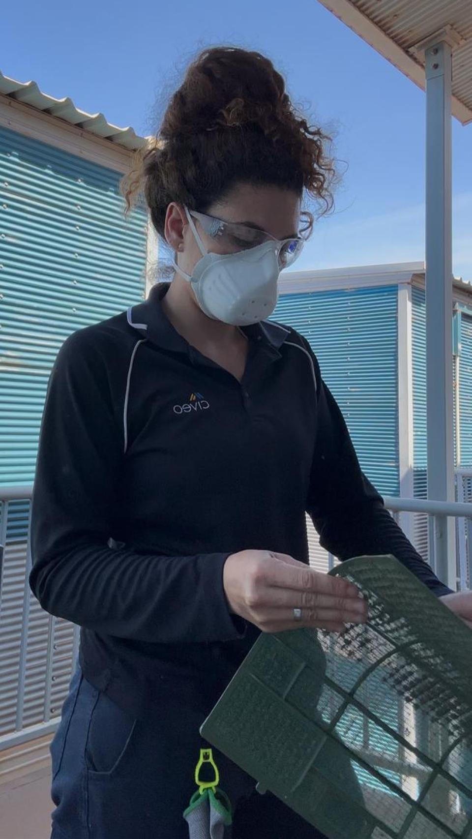 Laura Marchena, limpiando en minas de Australia.