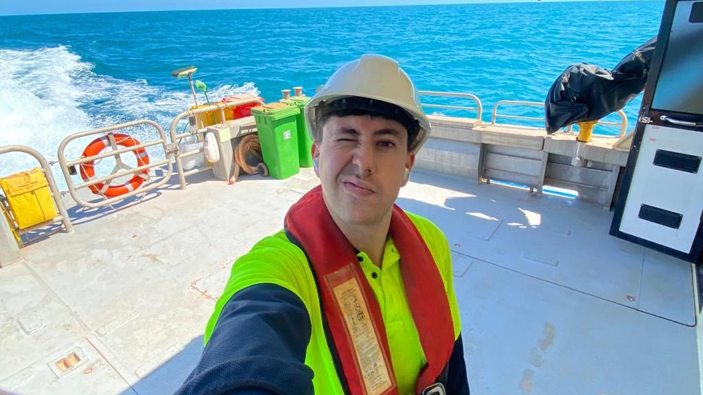 Miguel Martínez, trabajando en una mina en el mar.
