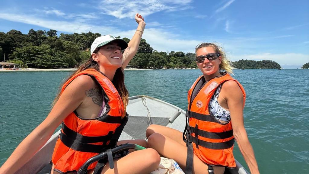 Miriam Villalba junto a su amiga, en Bali durante su semana libre.