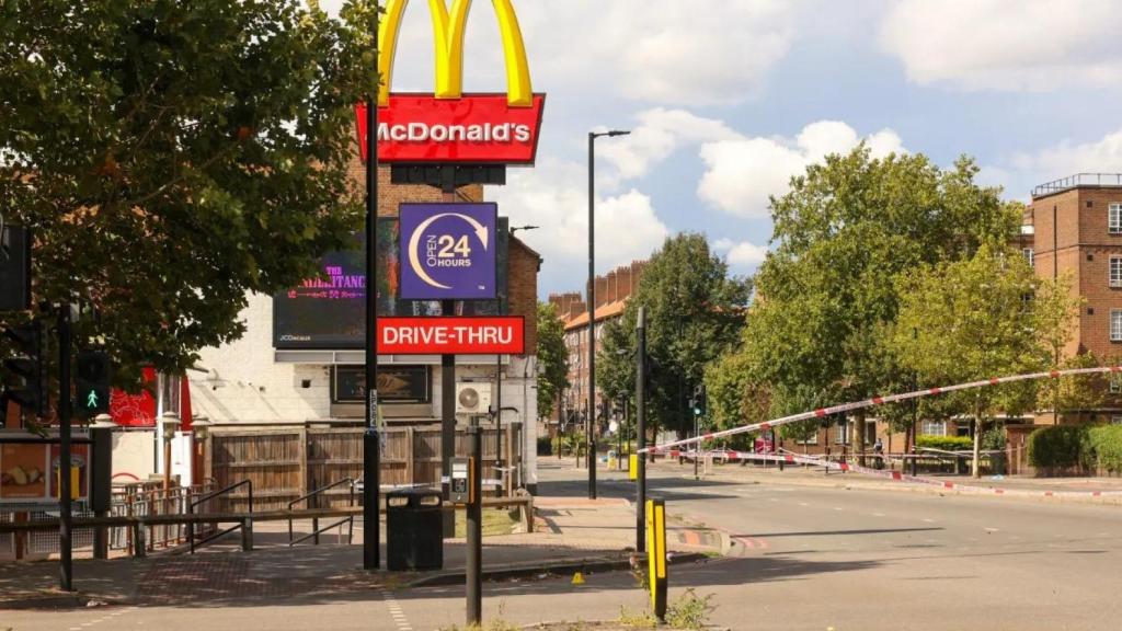 La esquina del McDonald´s donde fue asesinado Yeray quedó precintada por la Policía londinense.