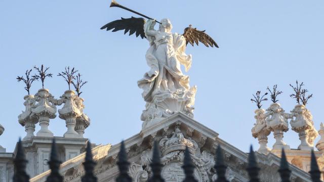La diosa Fama, en la fachada del Rectorado de la Universidad de Sevilla.