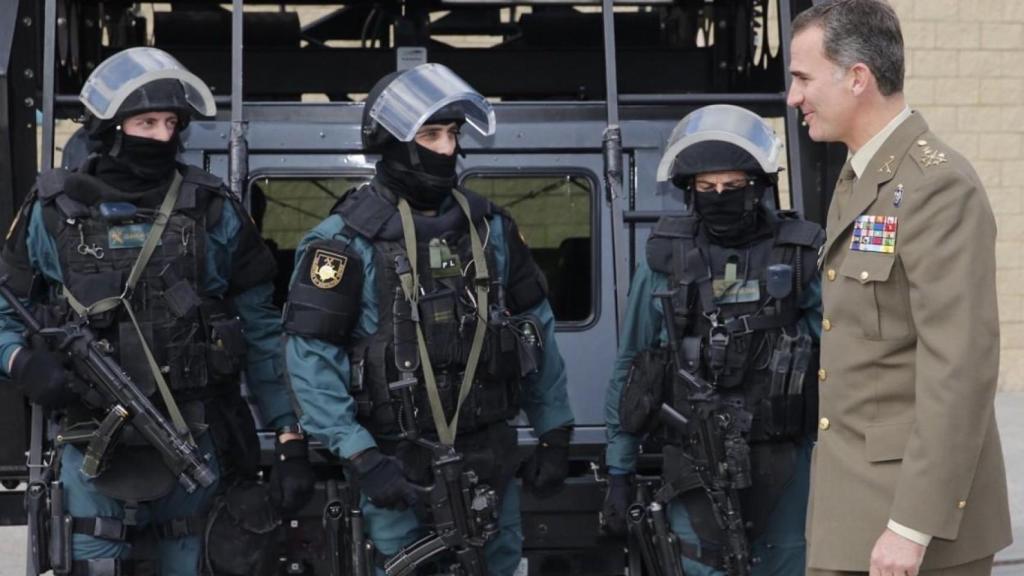Tres miembros de la Unidad Especial de Intervención de la Guardia Civil, en una imagen de archivo, durante una visita del Rey Felipe VI.