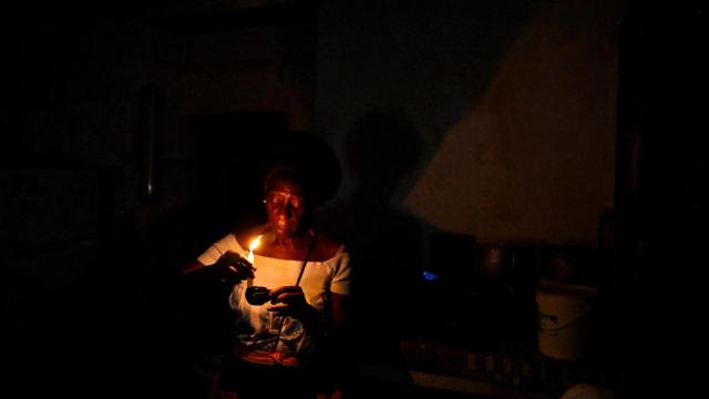Una mujer prepara una vela durante el apagón en su casa de La Habana, Cuba, el 10 de septiembre.