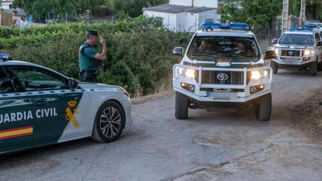 La Guardia Civil, este miércoles, desplegada en Prado Negro, la pedanía de Huétor Santillán (Granada) donde se ha producido el secuestro.