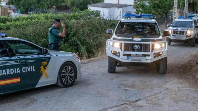 La Guardia Civil, este miércoles, desplegada en Prado Negro, la pedanía de Huétor Santillán (Granada) donde se ha producido el secuestro.