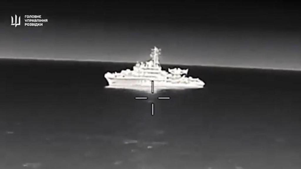 Imagen del momento en el que Ucrania ataca con un dron el buque.