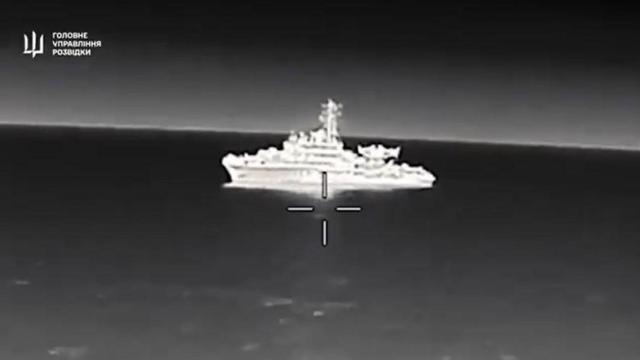 Imagen del momento en el que Ucrania ataca con un dron el buque.