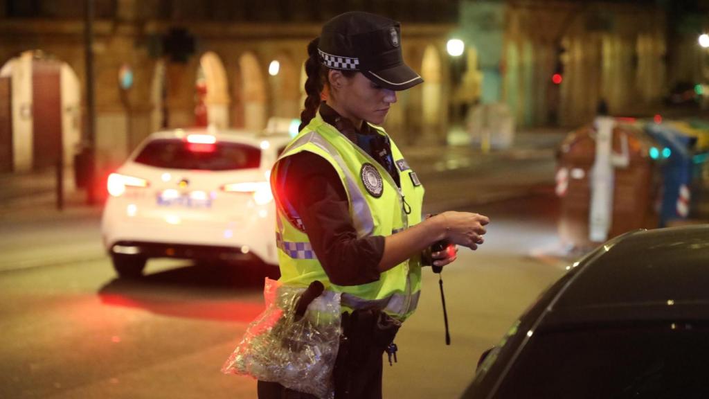 Agente de la Policía Local de Salamanca durante un control de alcoholemia