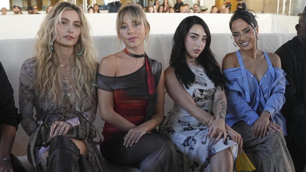 Ester Expósito, Paris Jackson, Nicki Nicole y Becky G en el desfile de Desigual en Barcelona.