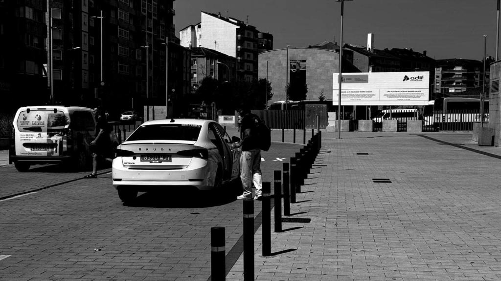 Viajero esperando para coger un taxi