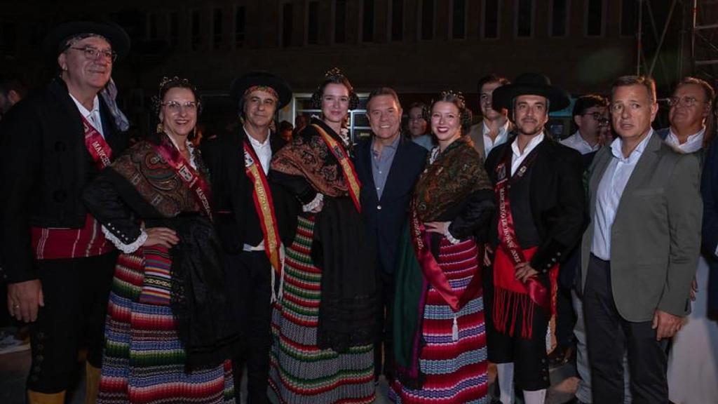 Emiliano García-Page y Manuel Serrano junto a los manchegos de Feria.