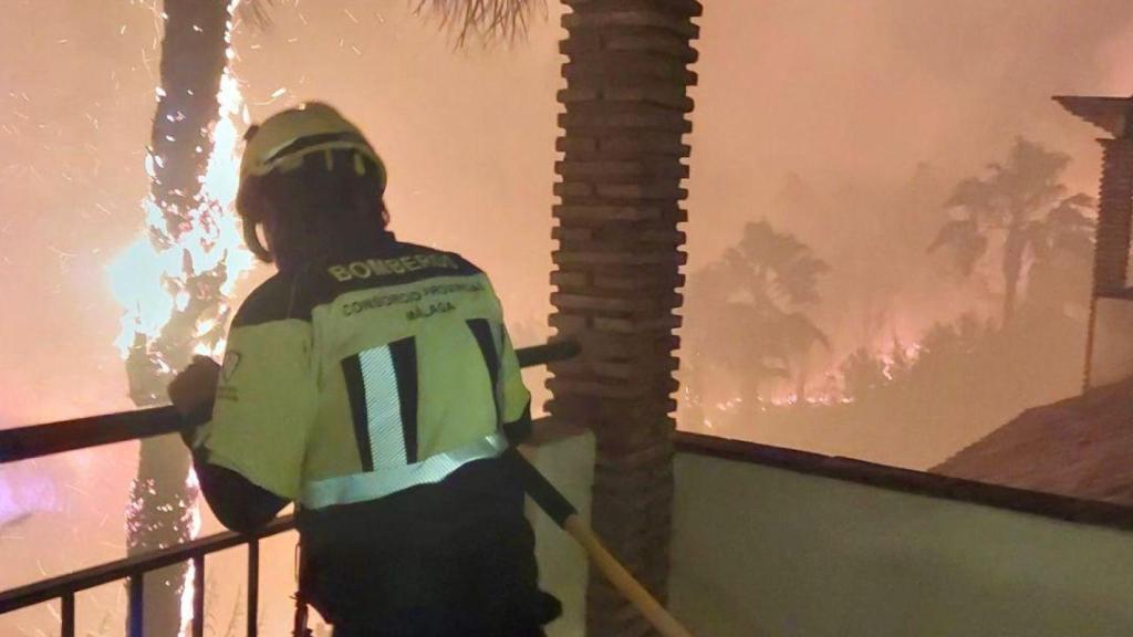 Imagen de un bombero del Consorcio Provincial de Málaga.