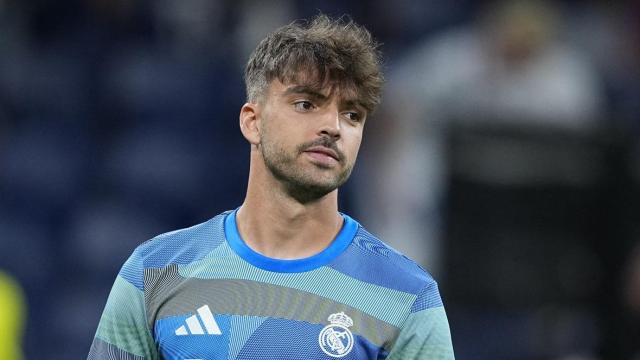 Raúl Asencio, antes de un partido del Real Madrid