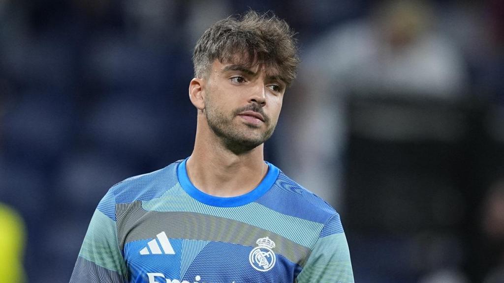 Raúl Asencio, antes de un partido del Real Madrid