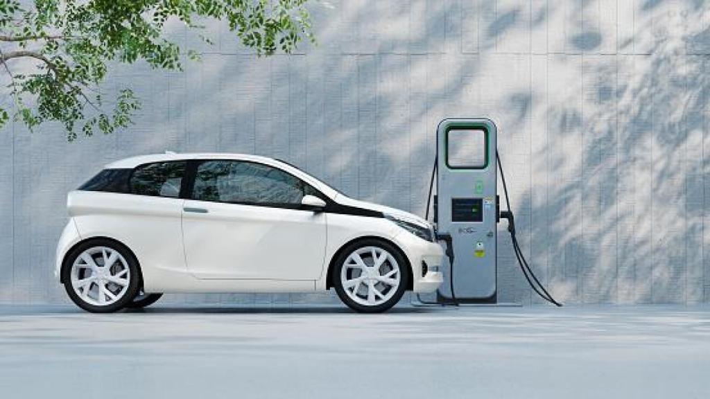Imagen de recarga de un vehículo electrificado.