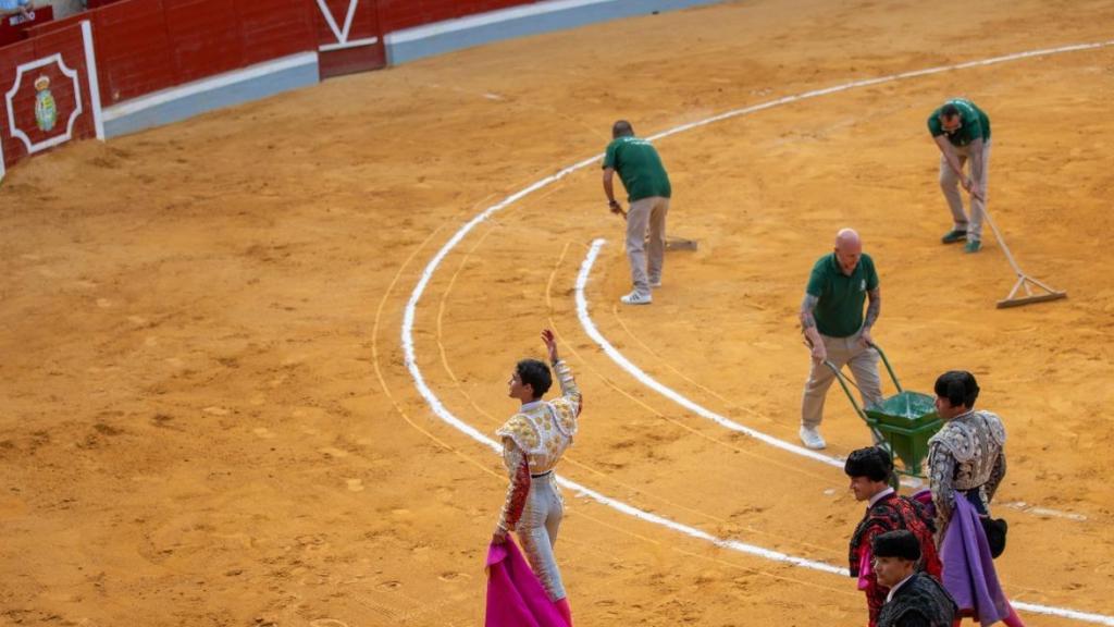 Tomás Bustos saludando a los aficionados del toreo