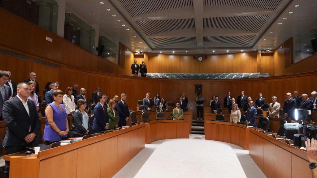 Minuto de silencio en memoria de Javier Lambán