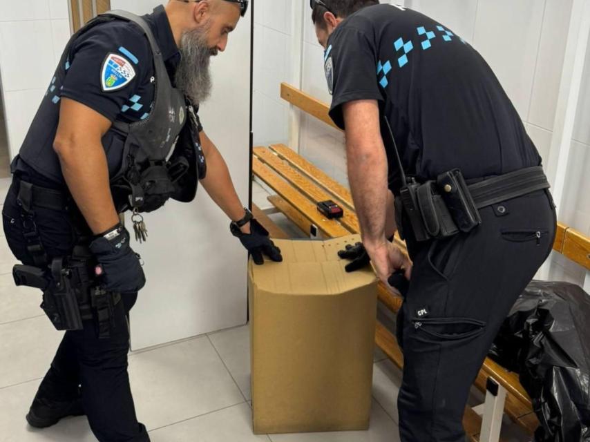 Los dos agentes de la Policía Local de Hellín que incautaron la serpiente.