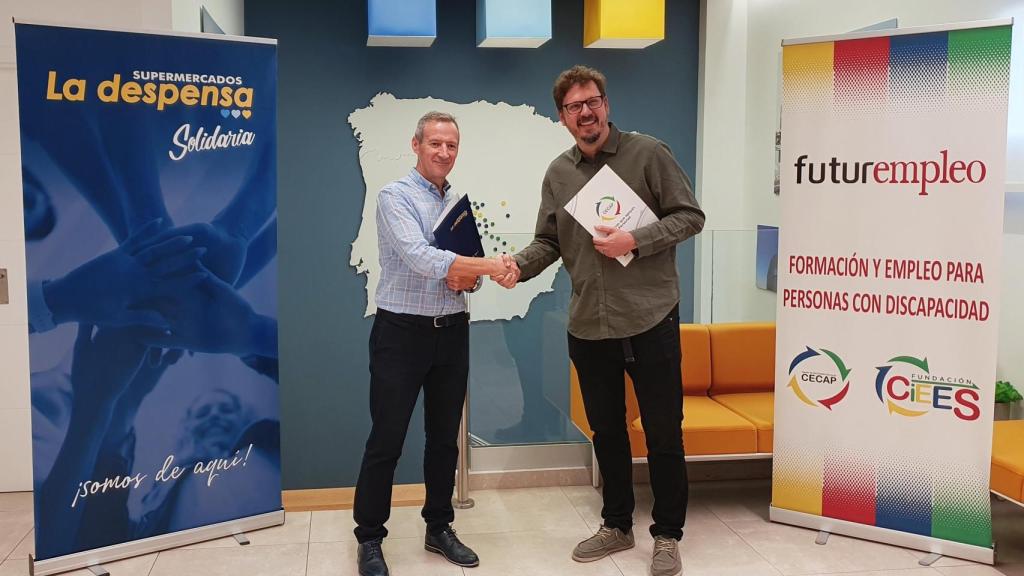 Imagen de la firma del convenio entre Vicente Barchino, director de recursos humanos de Supermercados La Despensa y Andrés Martínez, presidente de CECAP.